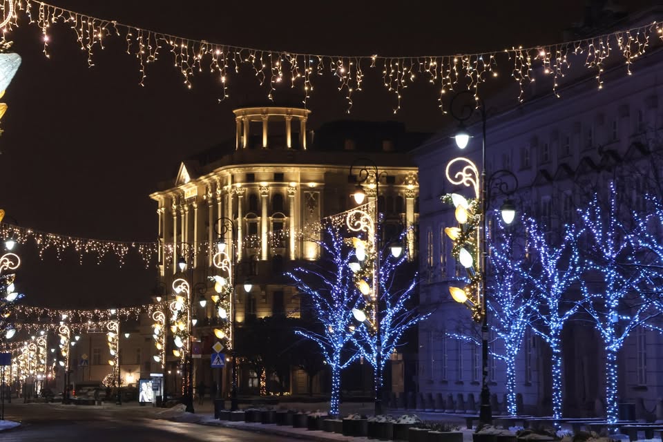 Tajemnice Krakowskiego Przedmieścia w blasku świątecznej iluminacji.