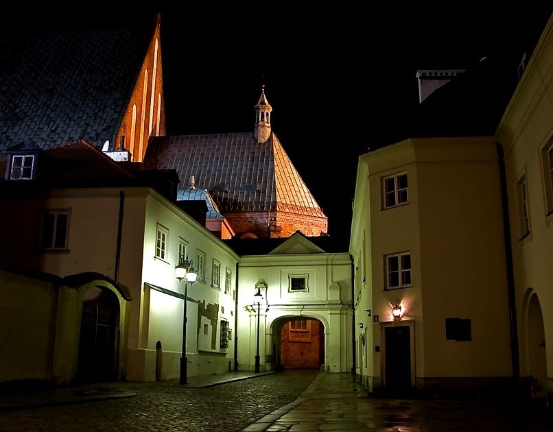 Tajemnice Starego Miasta w blasku świątecznej iluminacji.