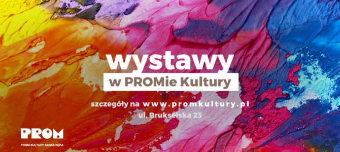 Tłumny wieczorny koncert na świeżym powietrzu ze scenicznym oświetleniem i wiwatującą publicznością pod kolorowymi reflektorami, energetyczna atmosfera festiwalu muzyki na żywo