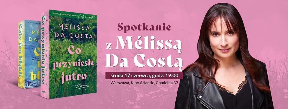 Tłoczny wieczorny koncert na świeżym powietrzu ze światłami sceny i wiwatującą publicznością pod kolorowymi reflektorami; energetyczna atmosfera festiwalu muzycznego