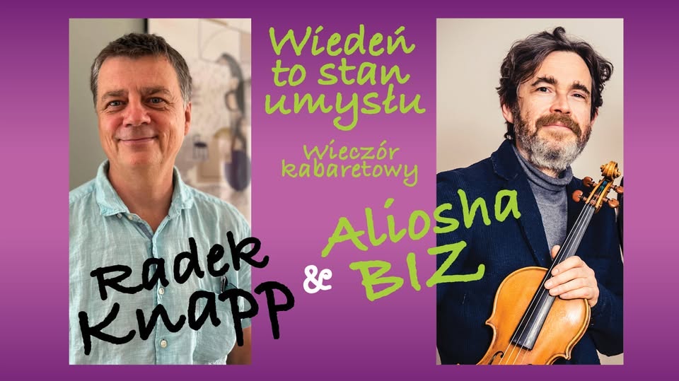Tłoczny wieczorny koncert na świeżym powietrzu z wokalistą na pierwszym planie pod ciepłymi bursztynowymi światłami sceny i entuzjastyczną stojącą publicznością, energetyczna festiwalowa atmosfera