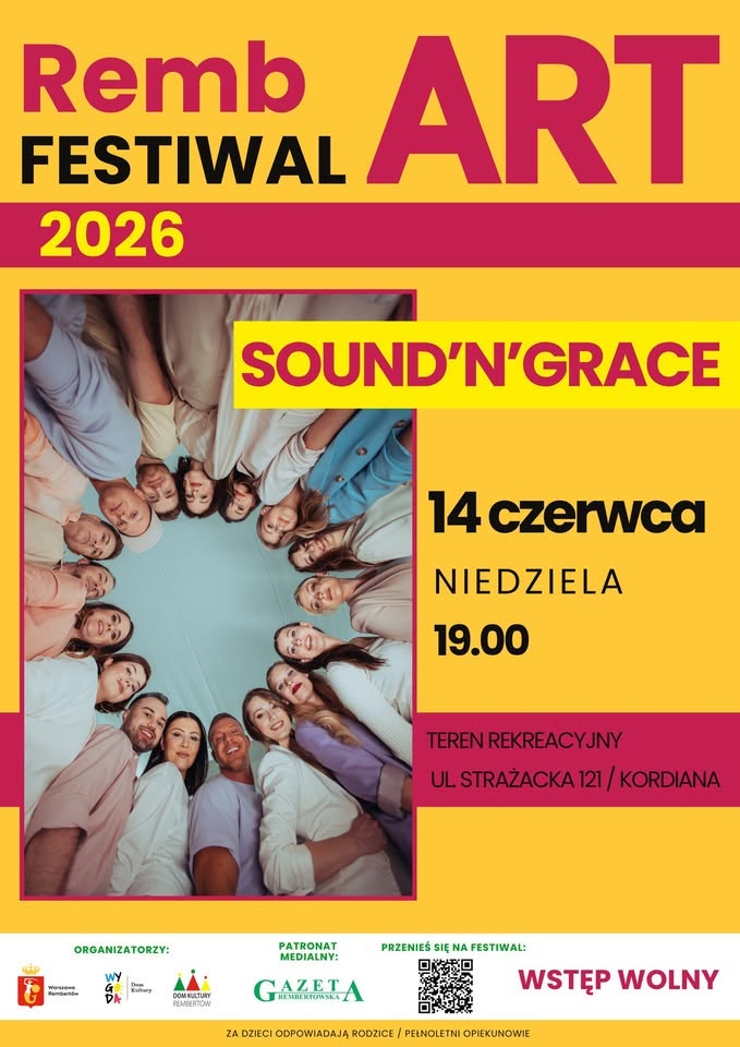 Tłumny wieczorny koncert na świeżym powietrzu, światła sceniczne w ciepłych bursztynowych i fioletowych odcieniach oświetlają wiwatujących uczestników, energetyczna atmosfera, sylwetki zespołu występującego pod lampkami