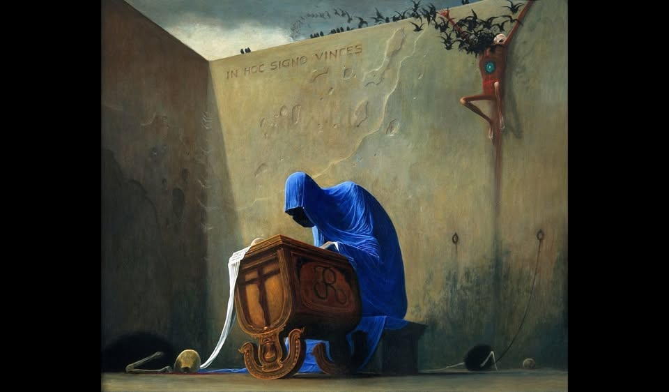 Surrealistyczny obraz olejny przedstawiający postać w niebieskim płaszczu klęczącą w żałobie nad ozdobną drewnianą skrzynią, na tle postarzanej kamiennej ściany z napisem "In Hoc Signo Vinces", z symbolicznymi postaciami i ciemnymi ptakami w ponurej, kontemplacyjnej kompozycji