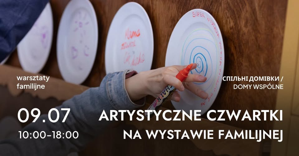 Tłum na wieczornym plenerowym festiwalu jazzowym pod ciepłymi lampkami świetlnymi, saksofonista na scenie, żywa atmosfera, ludzie tańczą i siedzą przy drewnianych stolikach