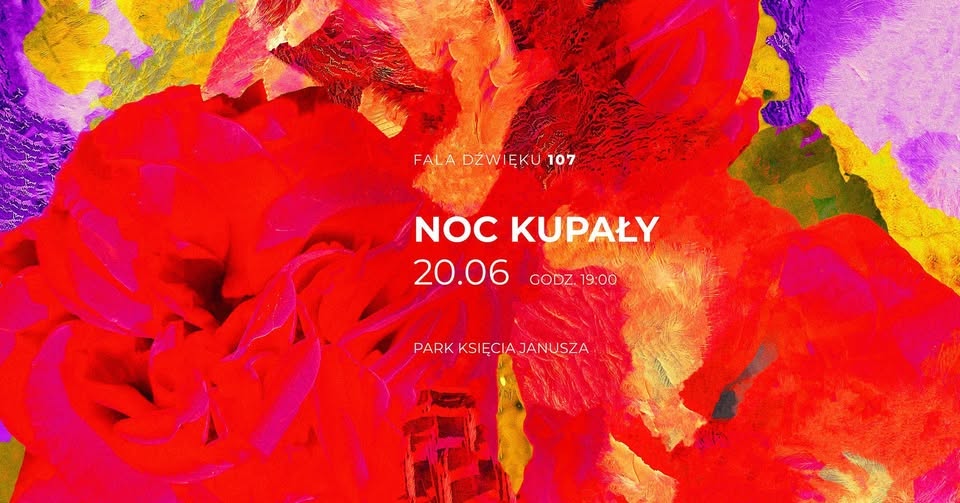 Tłoczny wieczorny plenerowy festiwal muzyczny z żywą sceną, kolorowym oświetleniem sceny i wiwatującą, różnowiekową publicznością pod lampkami