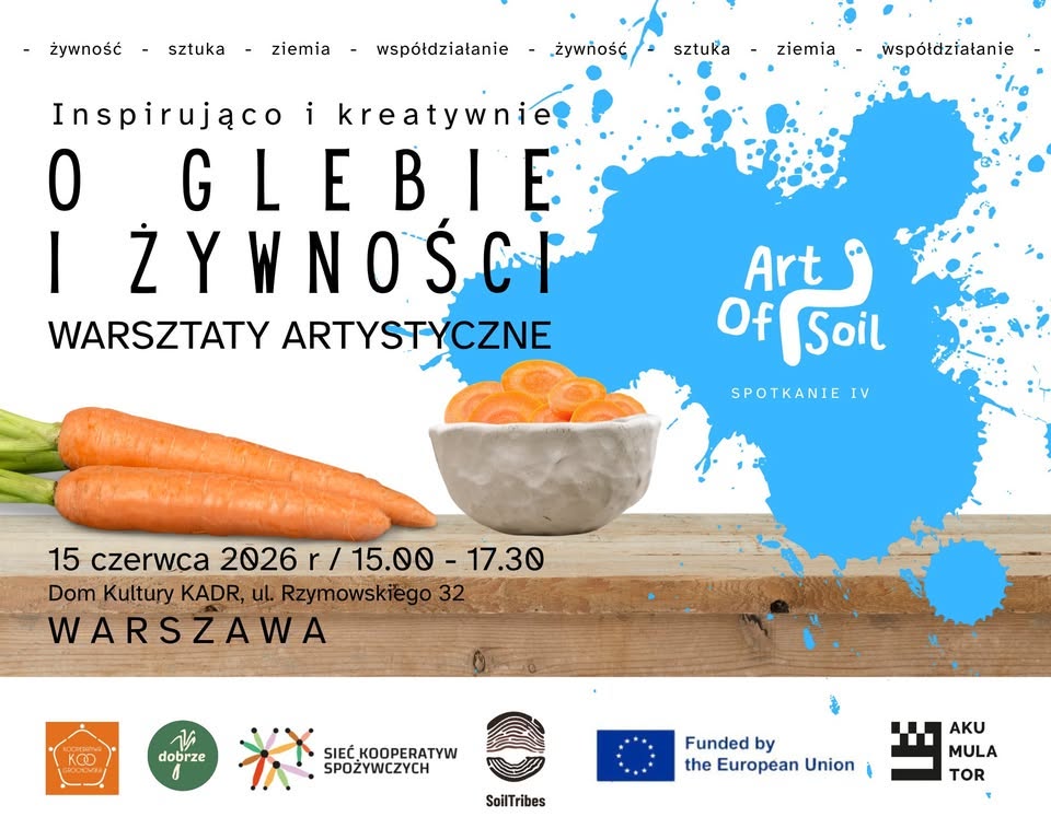Wieczorny plenerowy festiwal jazzu, tłum pod ciepłymi girlandami świateł, saksofonista na scenie, swobodna świąteczna atmosfera, miejski park