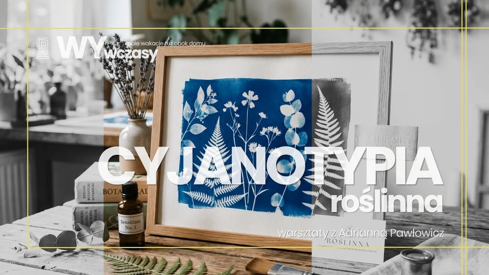 Tłoczny wieczorny koncert plenerowy z reflektorami sceny i wiwatującą publicznością w ciepłym bursztynowym i głębokim niebieskim świetle, muzycy na scenie i widoczne bannery festiwalowe