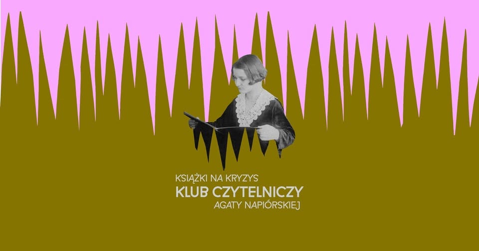 Tłum na koncercie pod ciepłym oświetleniem sceny, z wokalistą na podwyższonej scenie — energetyczny wieczorny koncert w pomieszczeniu