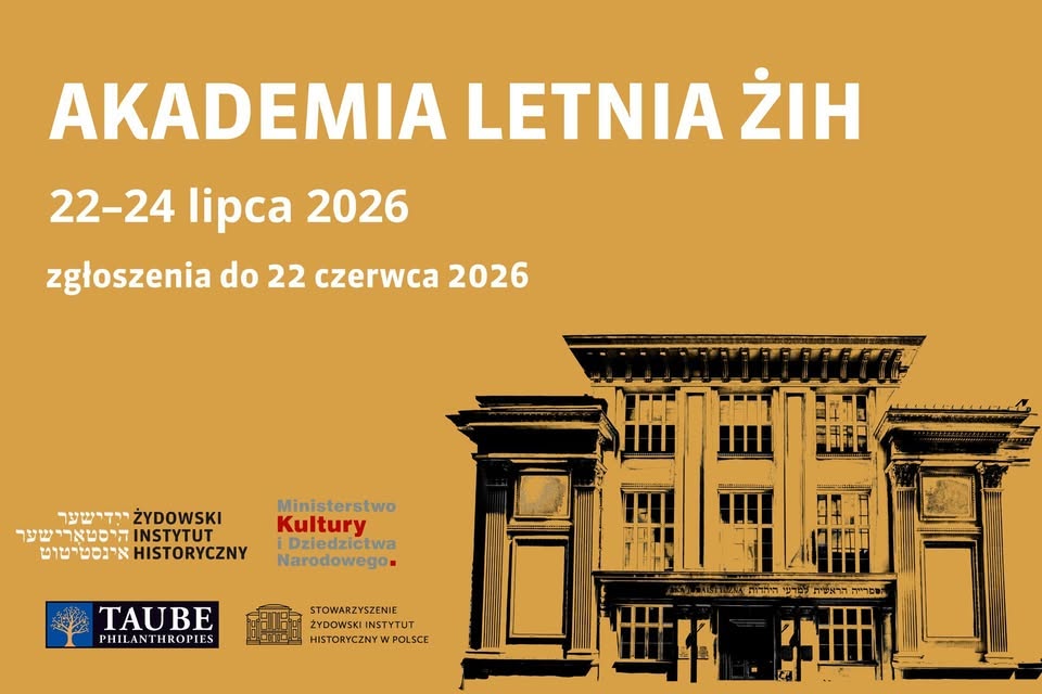 Wieczorny plenerowy koncert jazzowy z saksofonistą pod ciepłymi girlandami świetlnymi, z uważną publicznością siedzącą na festiwalowym terenie parku