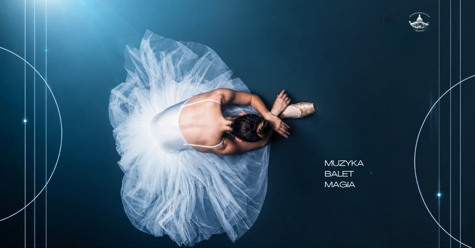 Знімок з висоти балерини в білому tutu, яка граціозно вкланяється на темно-бірюзовій сцені; промо-зображення балетно-музичного заходу під назвою Muzyka Balet Magia