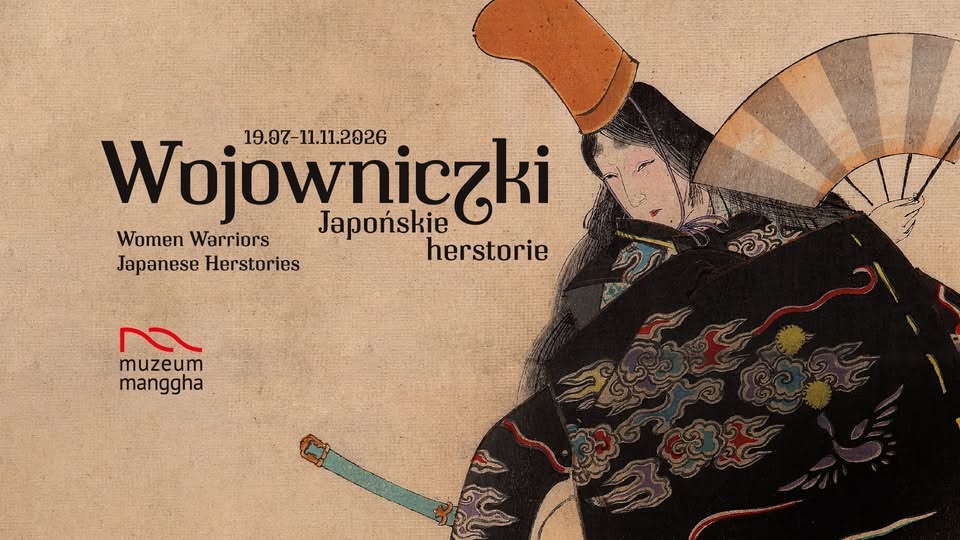 Plakat promocyjny wystawy "Wojowniczki – Japońskie Herstorie" w Muzeum Manggha w Krakowie, przedstawiający tradycyjną japońską ilustrację w stylu ukiyo-e z postacią wojowniczki w ozdobnym czarnym kimonie z kolorowymi motywami chmur i feniksa, trzymającą wachlarz i miecz