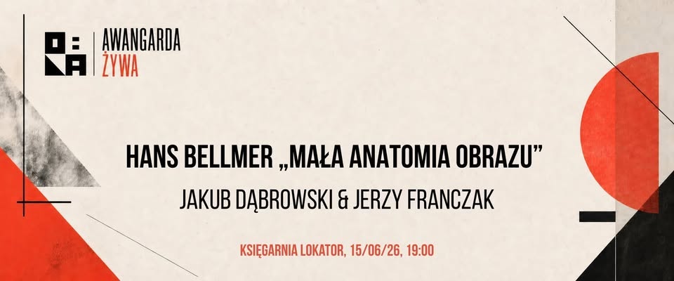Wieczorny plenerowy koncert jazzowy na miejskim placu, saksofonista pod ciepłym oświetleniem sceny, publiczność siedzi i cieszy się muzyką na żywo