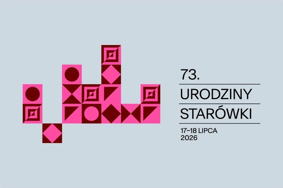 Wieczorny plenerowy koncert jazzowy na miejskim rynku z saksofonistą pod ciepłym światłem sceny i siedzącą publicznością, która rozkoszuje się muzyką na żywo