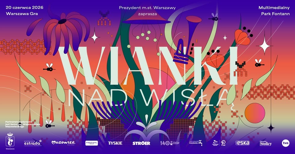 Tłumny wieczorny festiwal muzyczny na świeżym powietrzu, scena skąpana w ciepłym bursztynowym i magentowym świetle, sylwetki żywej publiczności z podniesionymi rękami wśród mgły i festynowych namiotów