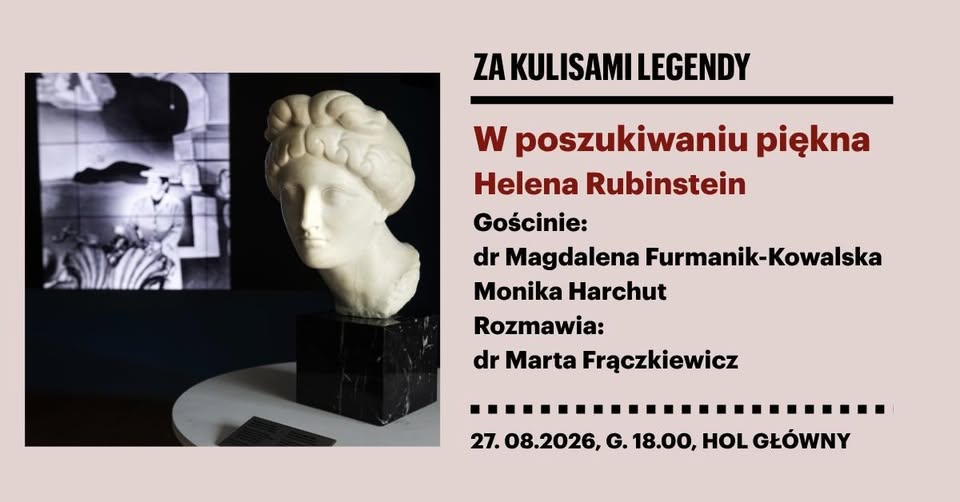 Wieczorny plenerowy koncert jazzowy na miejskim placu, saksofonista pod ciepłym światłem sceny, publiczność siedzi przy stolikach bistro, w tle zabytkowe budynki