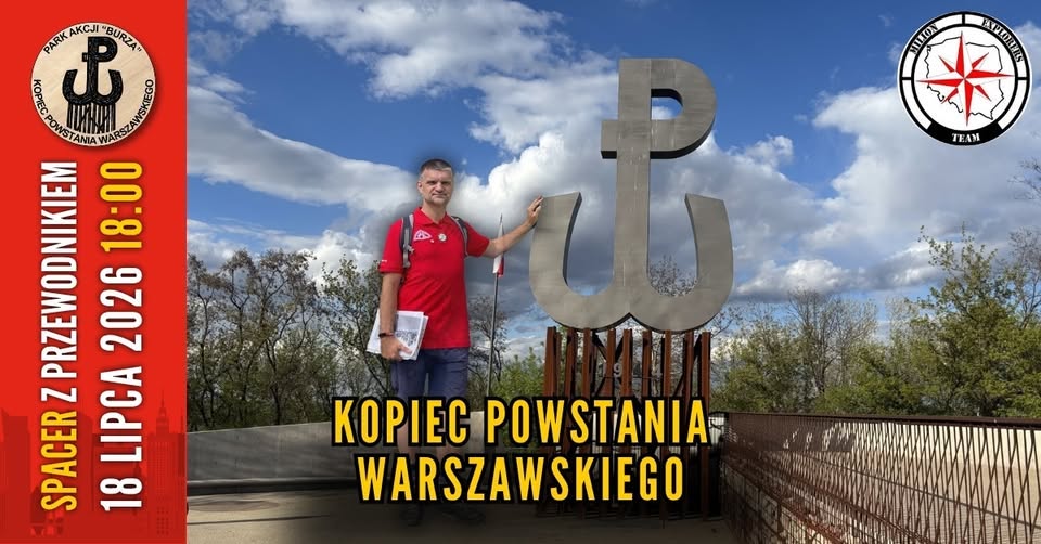 Wieczorny plenerowy festiwal jazzowy, tłum pod ciepłymi lampkami, saksofonista na scenie, dynamiczna atmosfera, ludzie tańczą i siedzą przy drewnianych stołach