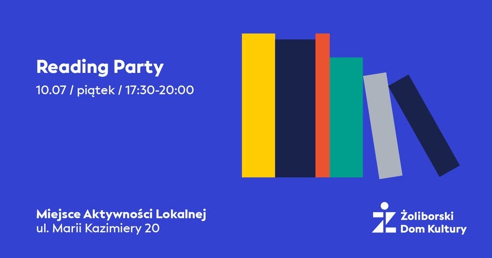 Tłoczny wieczorny plenerowy festiwal muzyczny z oświetloną sceną, kolorowymi światłami sceny i wiwatującą publicznością pod girlandami świetlnymi, energetyczna imprezowa atmosfera
