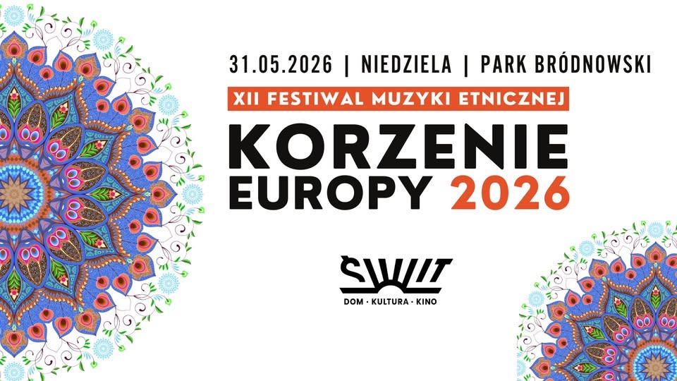 Tłumny wieczorny plenerowy festiwal muzyczny z oświetloną sceną, kolorowymi reflektorami i wiwatującą publicznością pod girlandami świateł, energetyczna imprezowa atmosfera