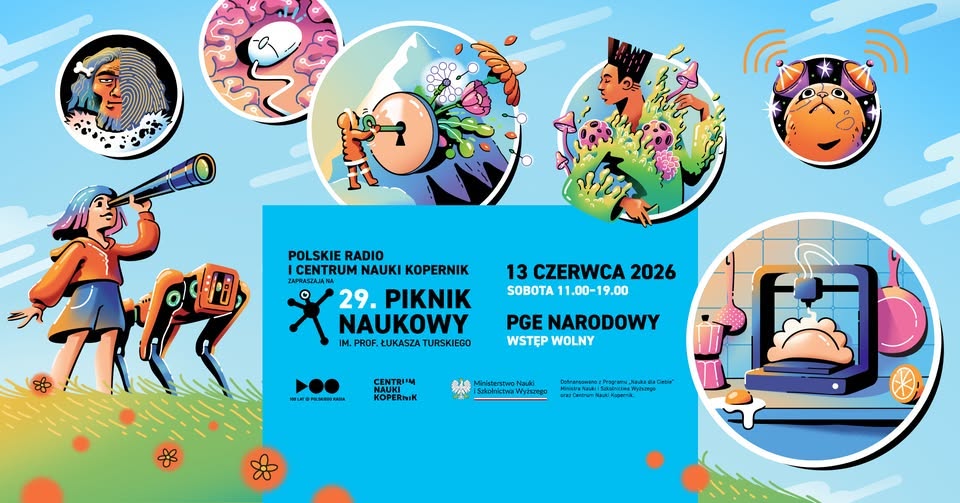 Tłum na koncercie pod ciepłym oświetleniem sceny, z wokalistą występującym na podwyższonej scenie, energetyczne wieczorne wydarzenie muzyczne w sali.