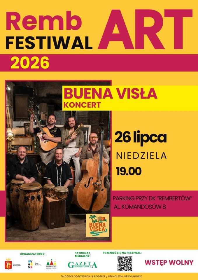 Tłoczny wieczorny koncert na świeżym powietrzu z wokalistą w ciepłym bursztynowym świetle sceny i entuzjastyczną stojącą publicznością, energetyczna festiwalowa atmosfera
