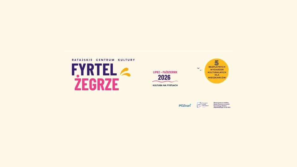 Tłoczny plenerowy koncert o zmierzchu, z ciepłymi bursztynowymi i fioletowymi światłami oświetlającymi wiwatujących uczestników festiwalu oraz zespół występujący pod girlandami świateł