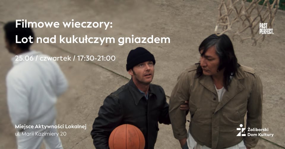 Tłoczny wieczorny koncert na świeżym powietrzu, ze światłami sceny w ciepłych bursztynowych i fioletowych odcieniach, wiwatującą publicznością, energetyczną atmosferą i zarysowanym zespołem występującym pod lampkami.