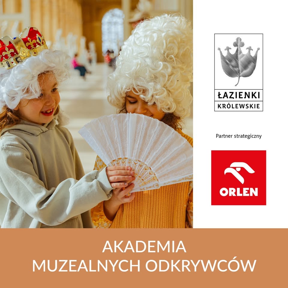 Tłum uczestniczący w plenerowym wieczornym koncercie przy ciepłym oświetleniu sceny, muzycy na scenie, świąteczna atmosfera, festyn w parku miejskim