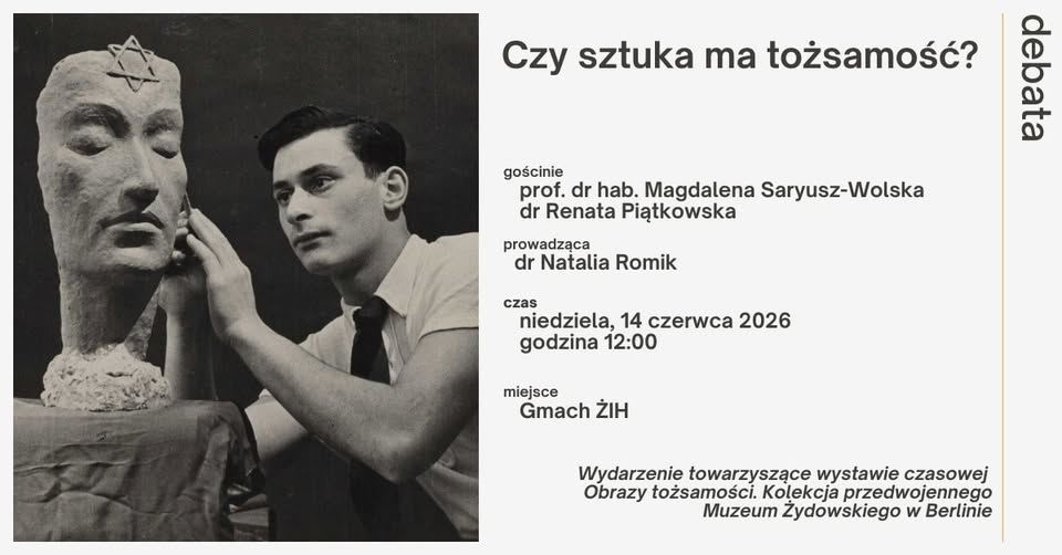 Wieczorny plenerowy festiwal jazzowy — tłum pod ciepłymi lampkami, saksofonista na scenie, kameralna świąteczna atmosfera w miejskim parku
