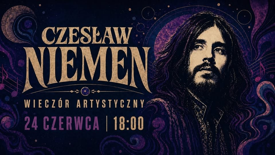 Tłoczny wieczorny koncert na świeżym powietrzu z oświetleniem sceny i wiwatującą publicznością w ciepłym bursztynowym i głębokim niebieskim świetle, muzycy występują, widoczne banery festiwalowe