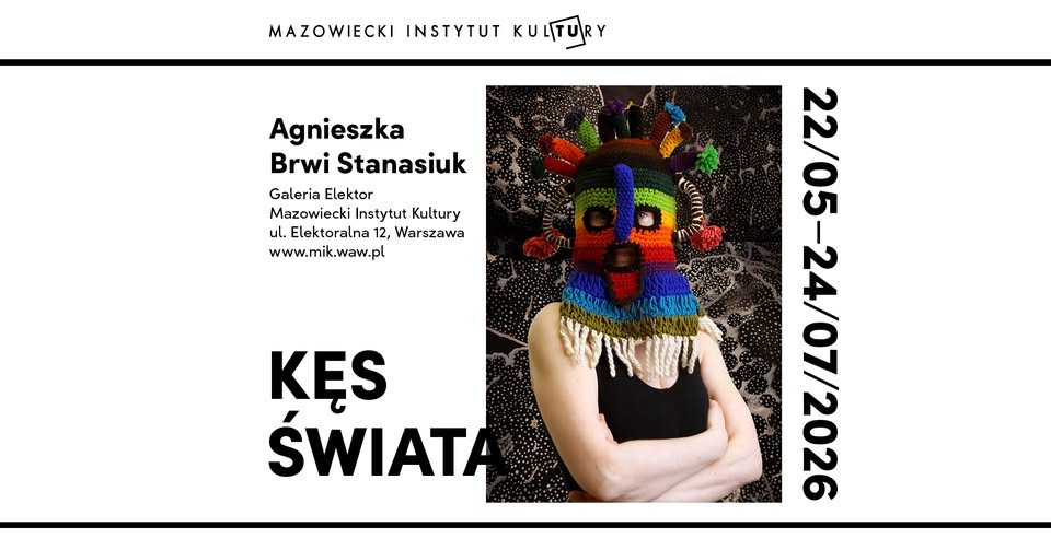 Tłumny wieczorny koncert na świeżym powietrzu ze światłami sceny i wiwatującą publicznością w ciepłym bursztynowym i głębokim niebieskim oświetleniu, występują muzycy, widoczne banery festiwalowe