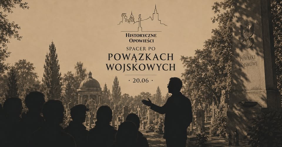 Tłoczny wieczorny koncert na świeżym powietrzu z oświetloną sceną, energetyczną publicznością podnoszącą ręce i wykonawcami w sylwetkach na tle ciepłego pomarańczowego i magenta oświetlenia