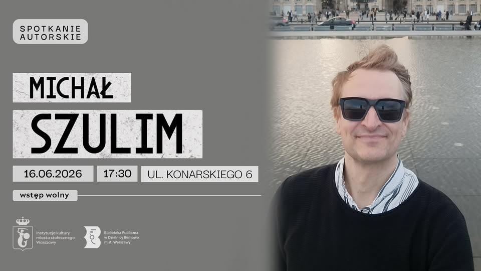 Wieczorny plenerowy koncert jazzowy z saksofonistą pod ciepłymi girlandami świateł i uważną siedzącą publicznością w parkowej, festiwalowej scenerii