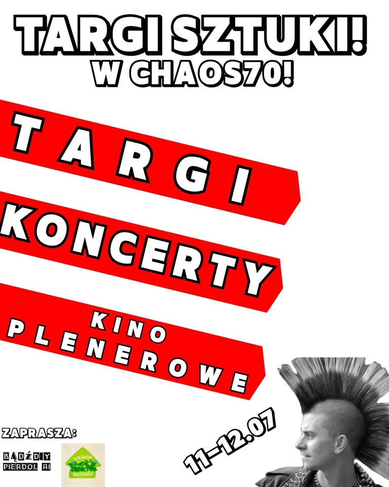 Tłoczny wieczorny koncert na zewnątrz, światła sceny rzucają ciepłe bursztynowe i fioletowe barwy na wiwatującą publiczność, energetyczna atmosfera i zarysowany zespół występujący pod lampkami